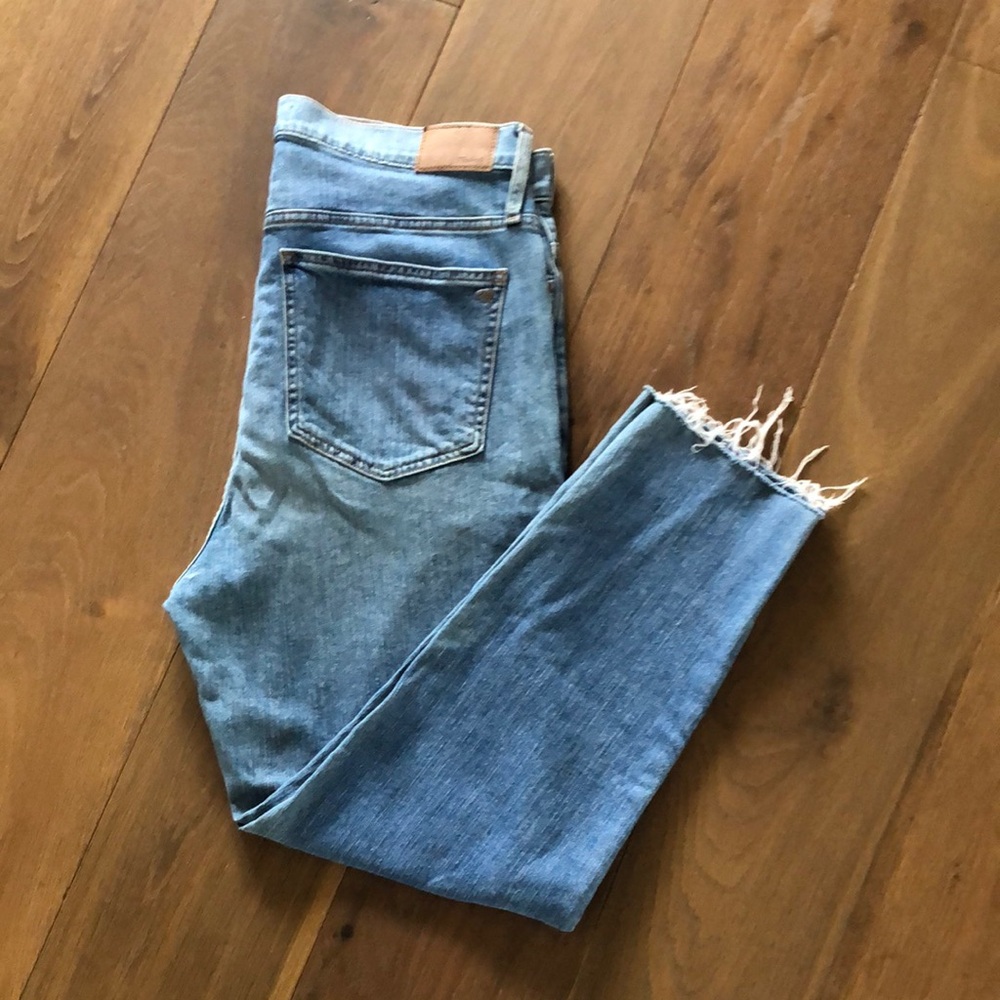 Blue Ankle Cropped Jeans with Distressed Hem and Slim Fit